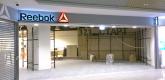 Вывеска и консоль Reebok, оформление интерьера.
